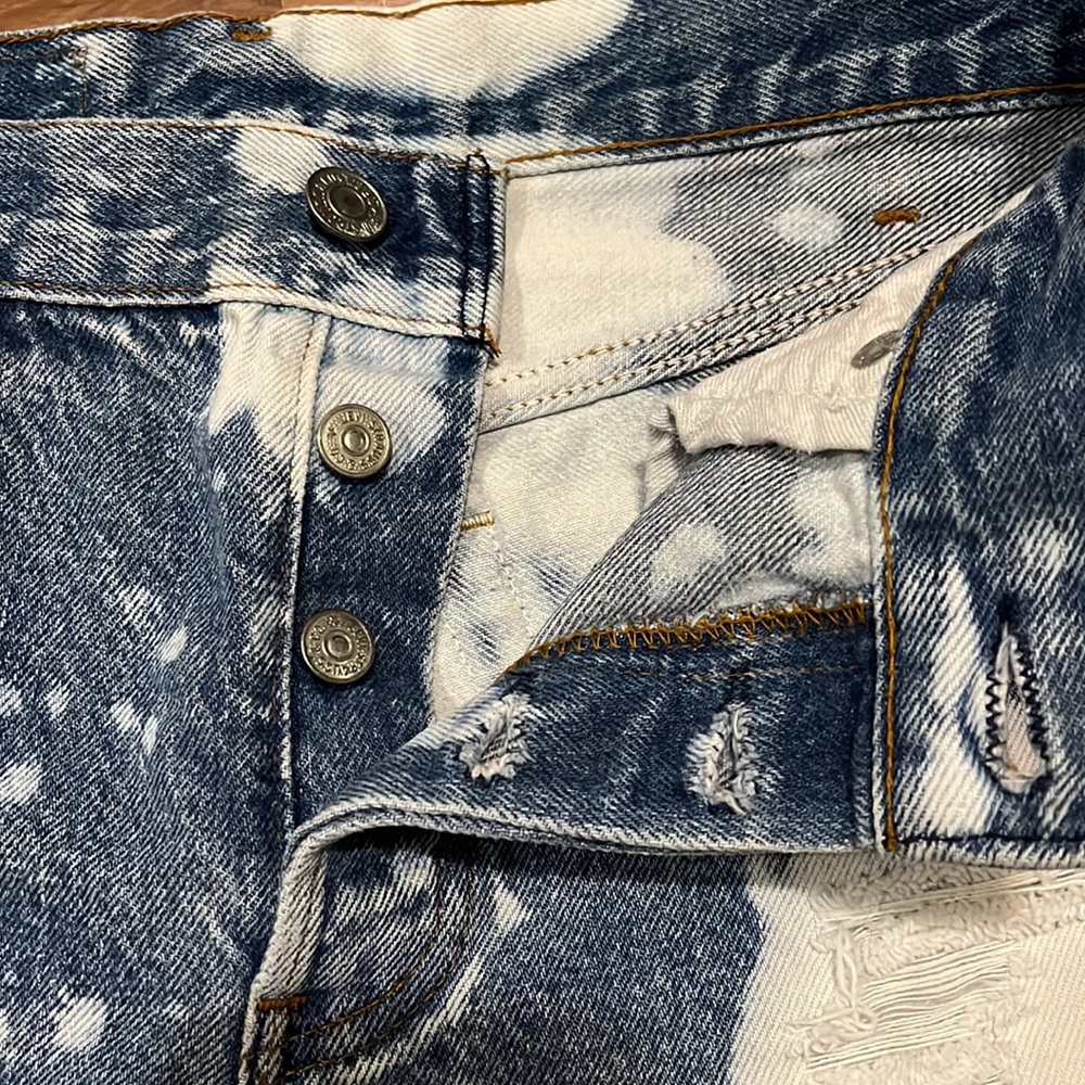 Levi’s bleach dye raw edge high waisted jean shorts - Picture 5 of 8